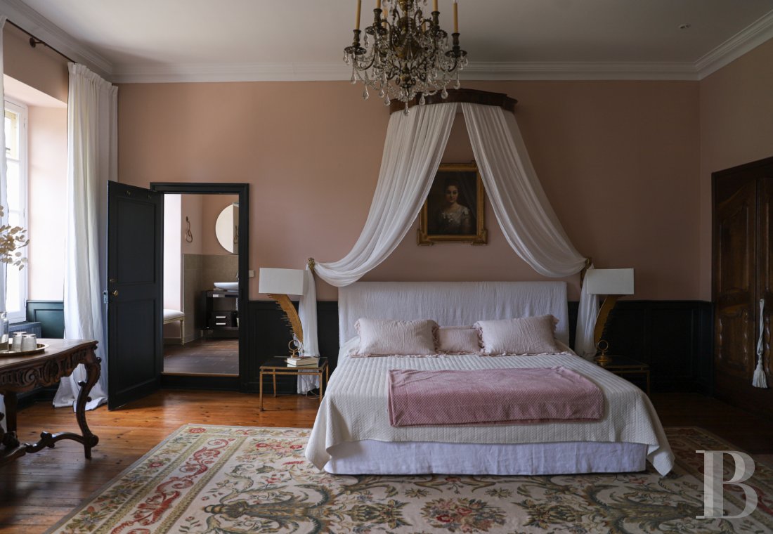 An 18th century chateau surrounded by trees and hills in the Lot valley - photo  n°22